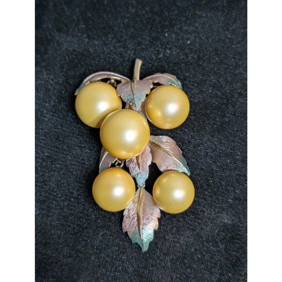 Vintage Rare LISA SCHALLERT Golden Faux Pearl Nouveau Articulated Grapes Brooch - Picture 12 of 12